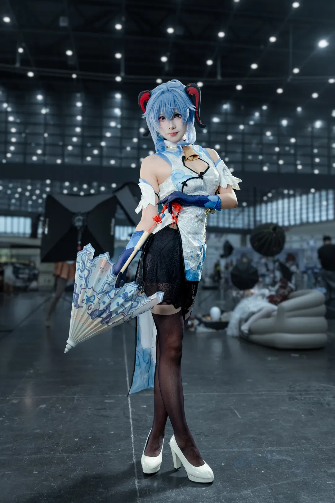 【甘雨cos】原神甘雨旗袍场照，冰蓝仙气与黑丝的搭配 - 第 3 张