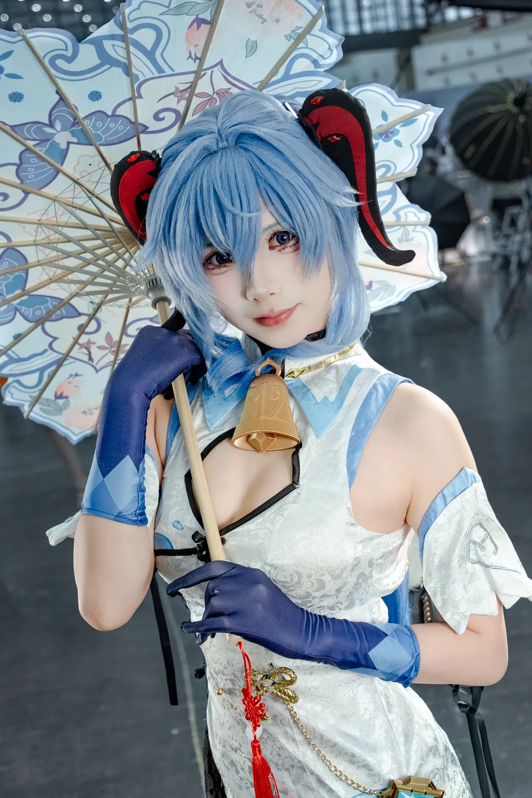【甘雨cos】原神甘雨旗袍场照，冰蓝仙气与黑丝的搭配 - 第 4 张