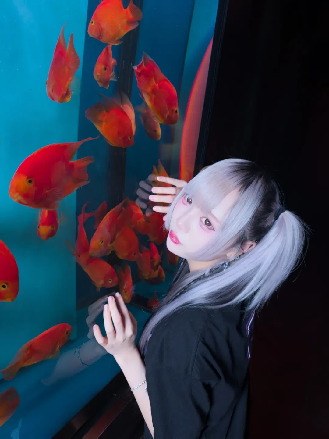 水族館藍調與銀灰雙馬尾 氛圍感風格化攝影 - 第 1 張
