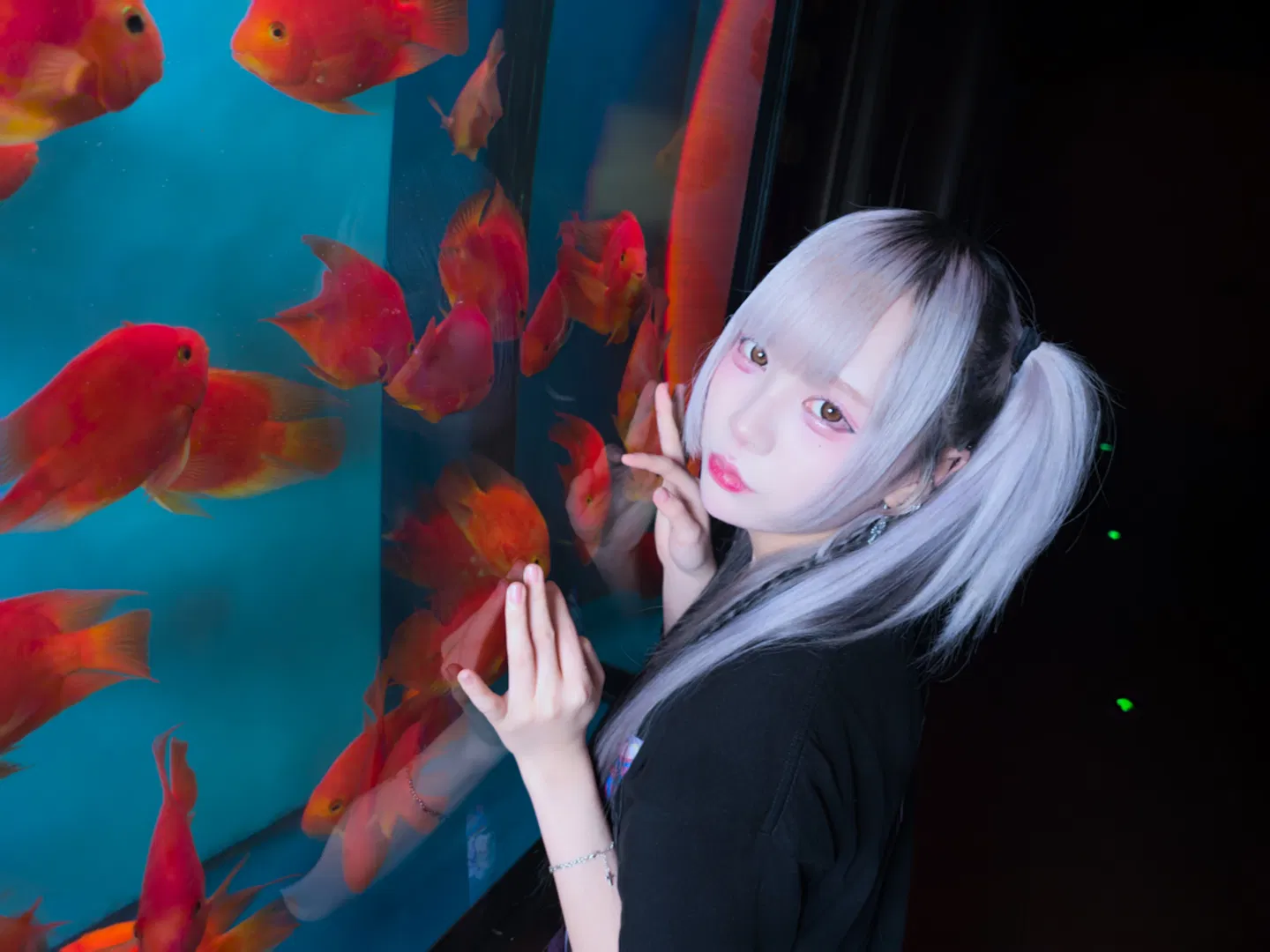 水族馆蓝调与银灰双马尾 氛围感风格化摄影