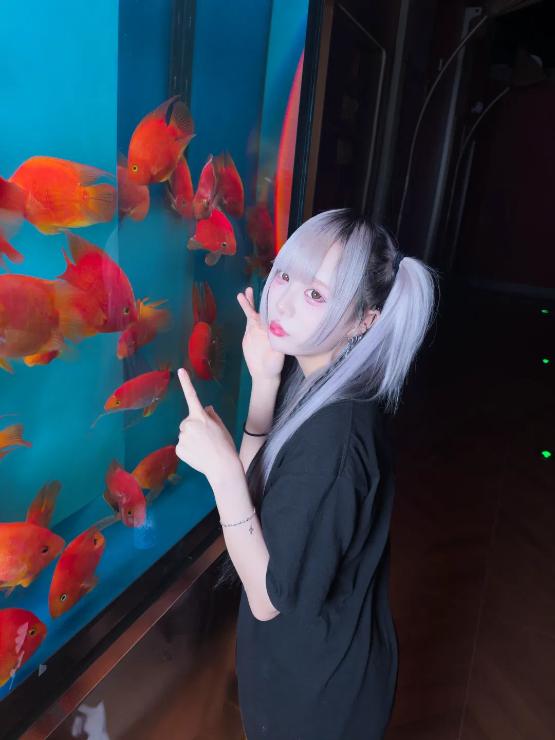 水族館藍調與銀灰雙馬尾 氛圍感風格化攝影 - 第 4 張