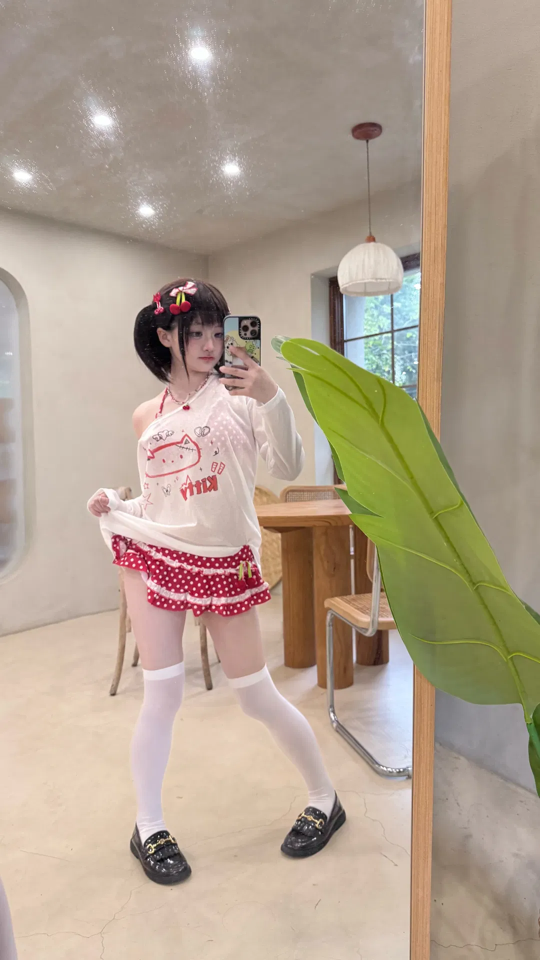 短髮雙馬尾搭配紅色波點泳裝的對鏡自拍記錄 - 第 1 張