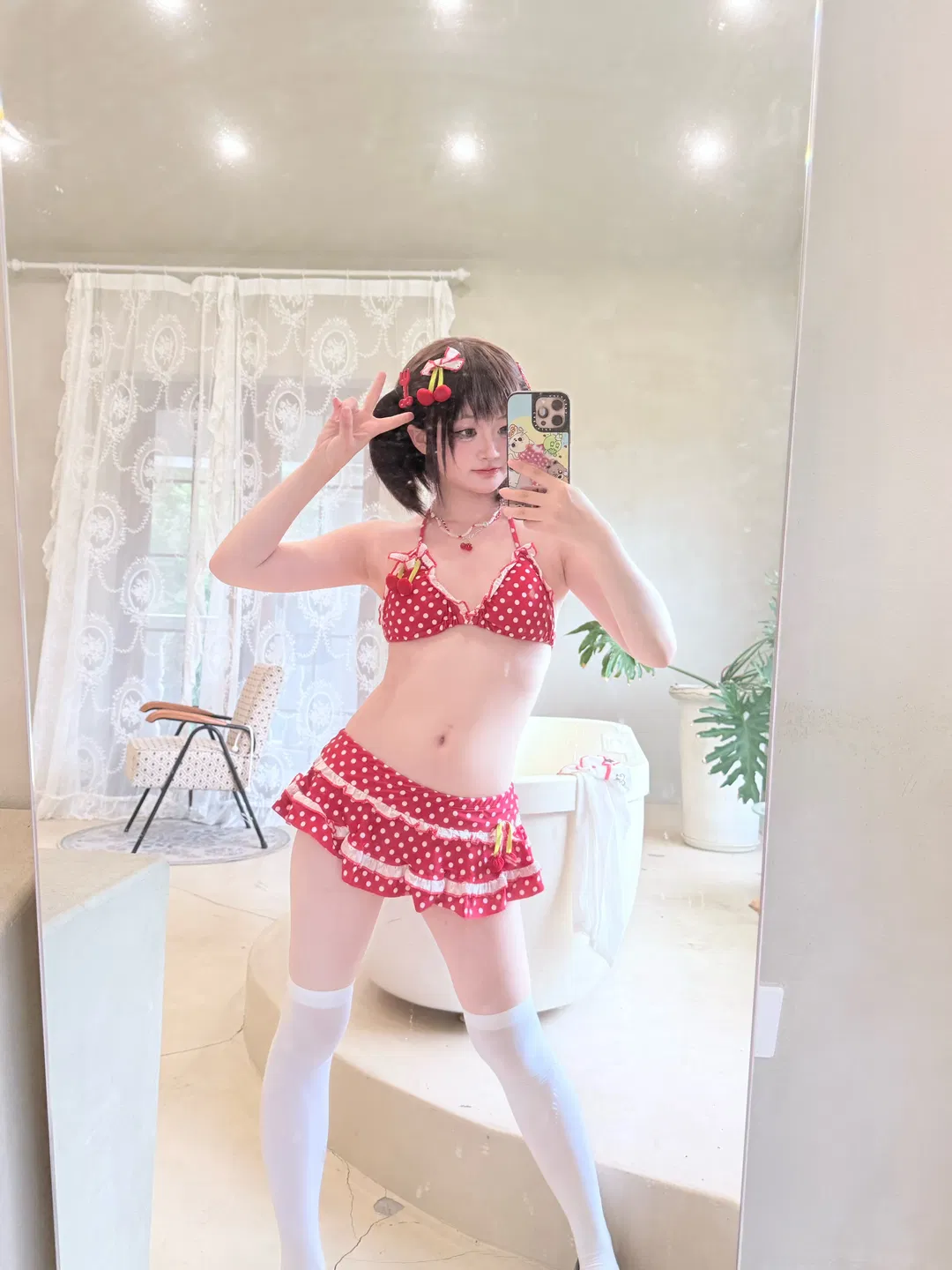 短髮雙馬尾搭配紅色波點泳裝的對鏡自拍記錄 - 第 3 張