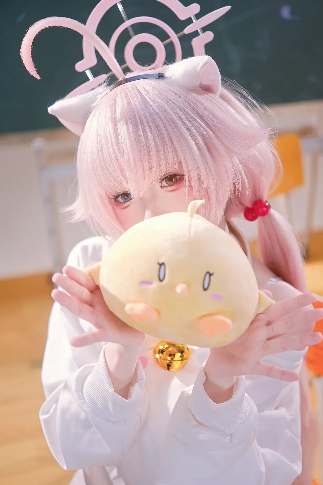 【小鸟游星野cos】蔚蓝档案教室日常，白丝与双马尾的慵懒时刻 - 第 1 张