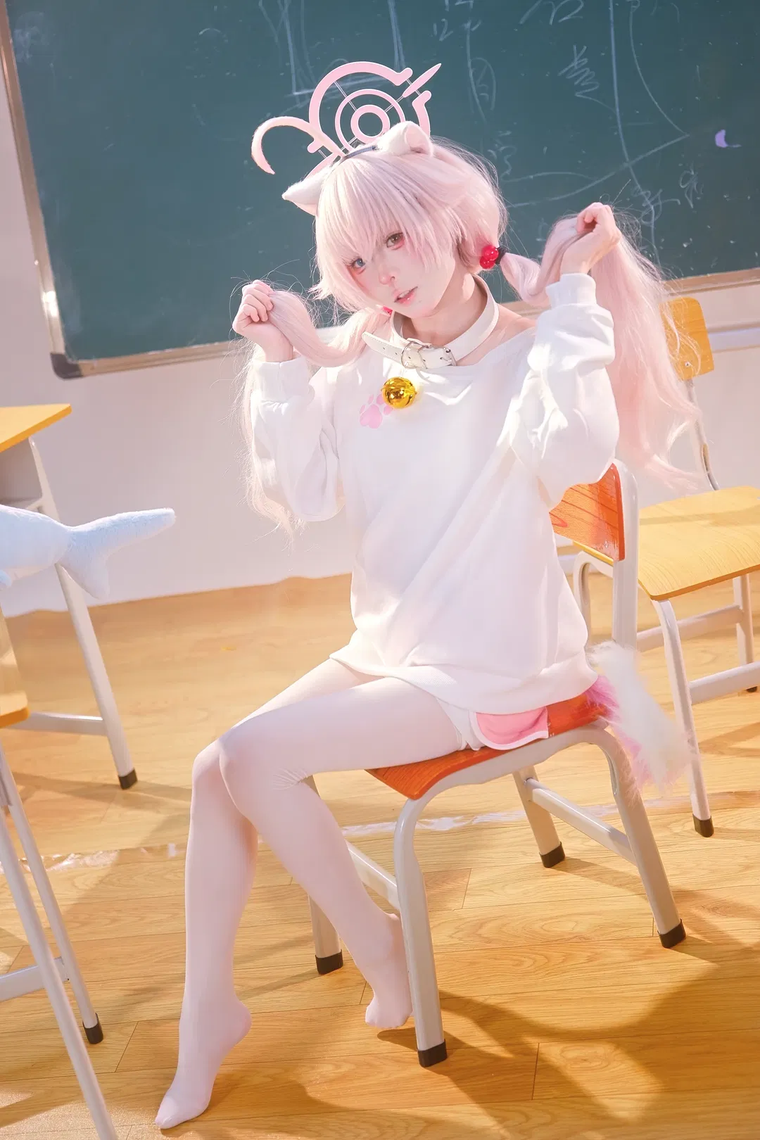 【小鸟游星野cos】蔚蓝档案教室日常，白丝与双马尾的慵懒时刻 - 第 2 张