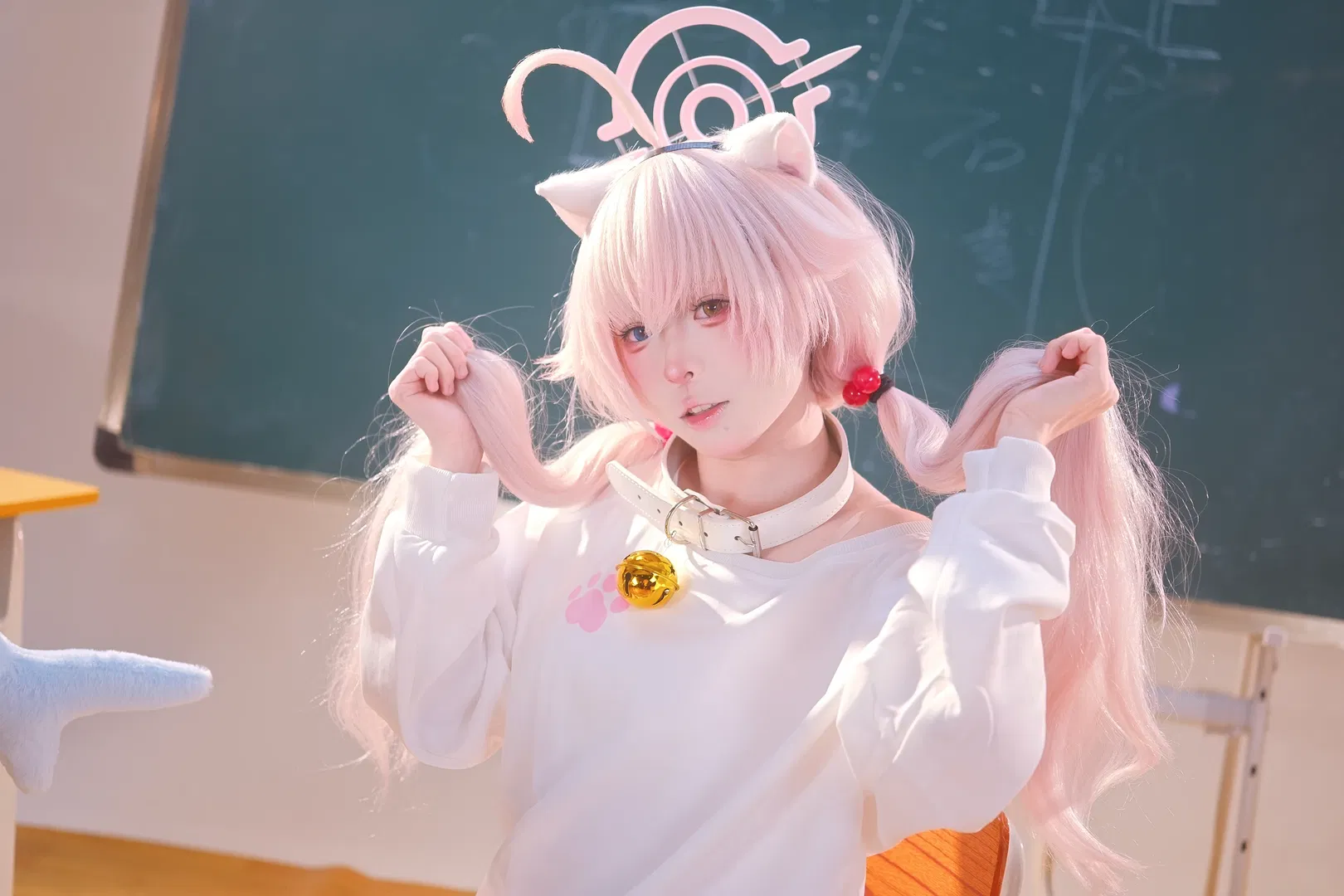 【小鸟游星野cos】蔚蓝档案教室日常，白丝与双马尾的慵懒时刻 - 第 3 张