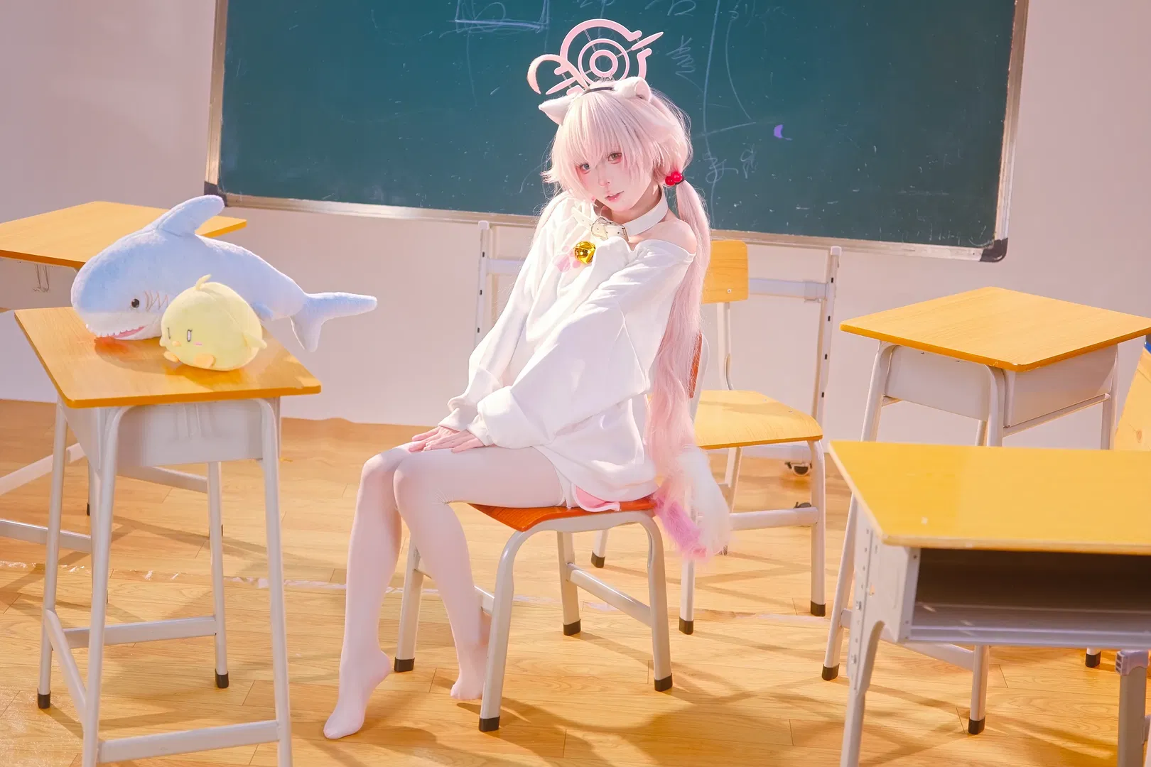 【小鸟游星野cos】蔚蓝档案教室日常，白丝与双马尾的慵懒时刻 - 第 4 张