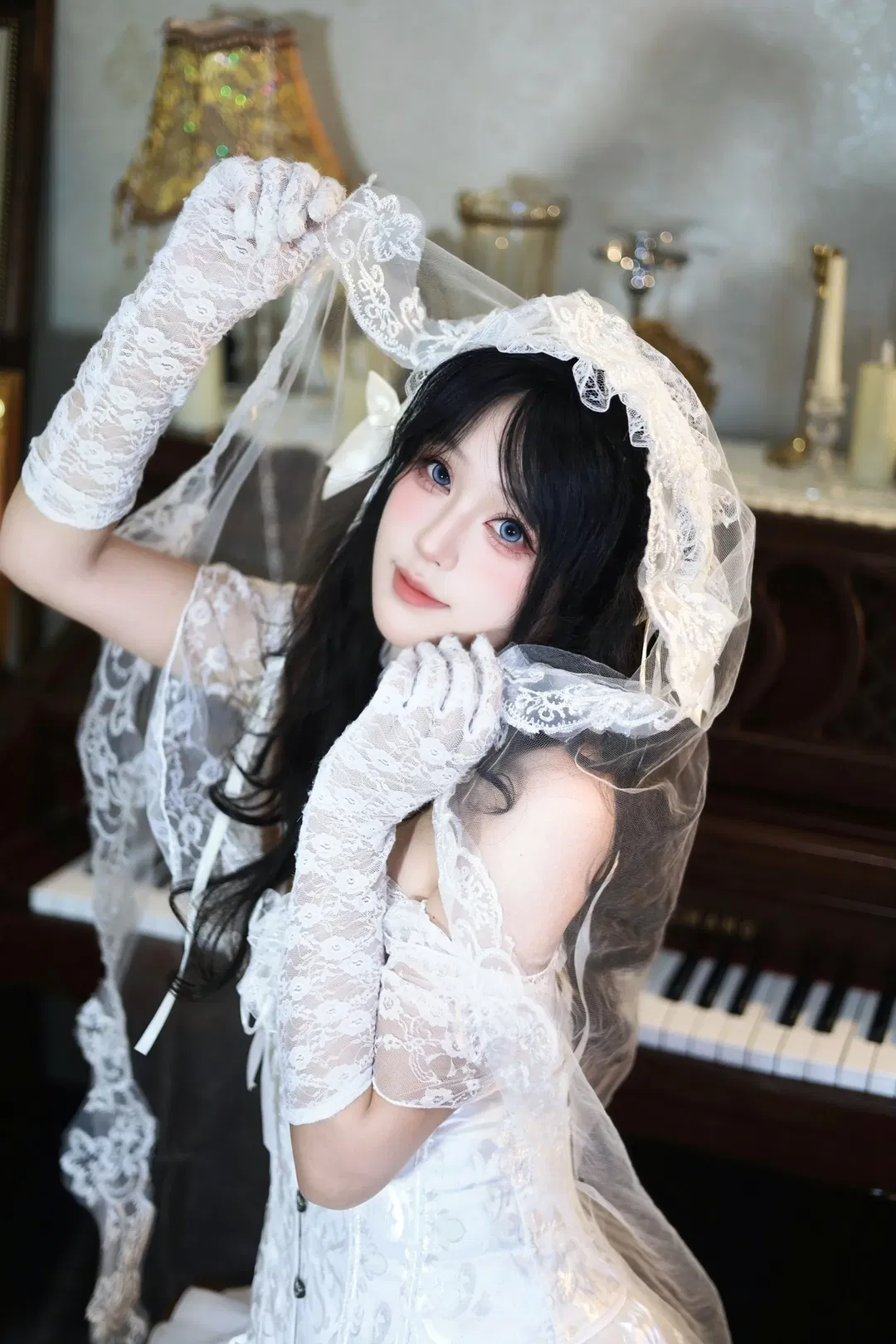 在復古鋼琴前拍了一組純白蕾絲婚紗寫真 - 第 1 張