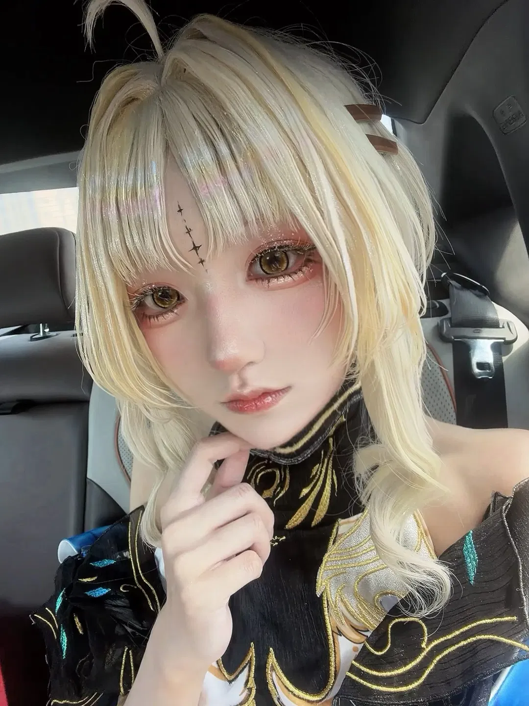 【鸣潮cos】彩色睫毛妆面记录，车内氛围感自拍 - 第 1 张