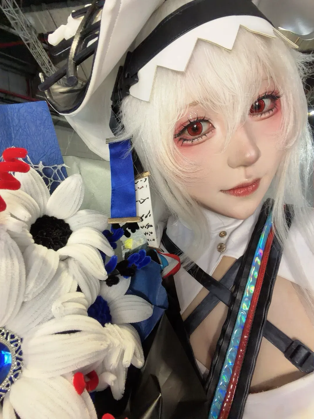 【归溟幽灵鲨cos】带着特别的花束迎接明日方舟嘉年华最后一天