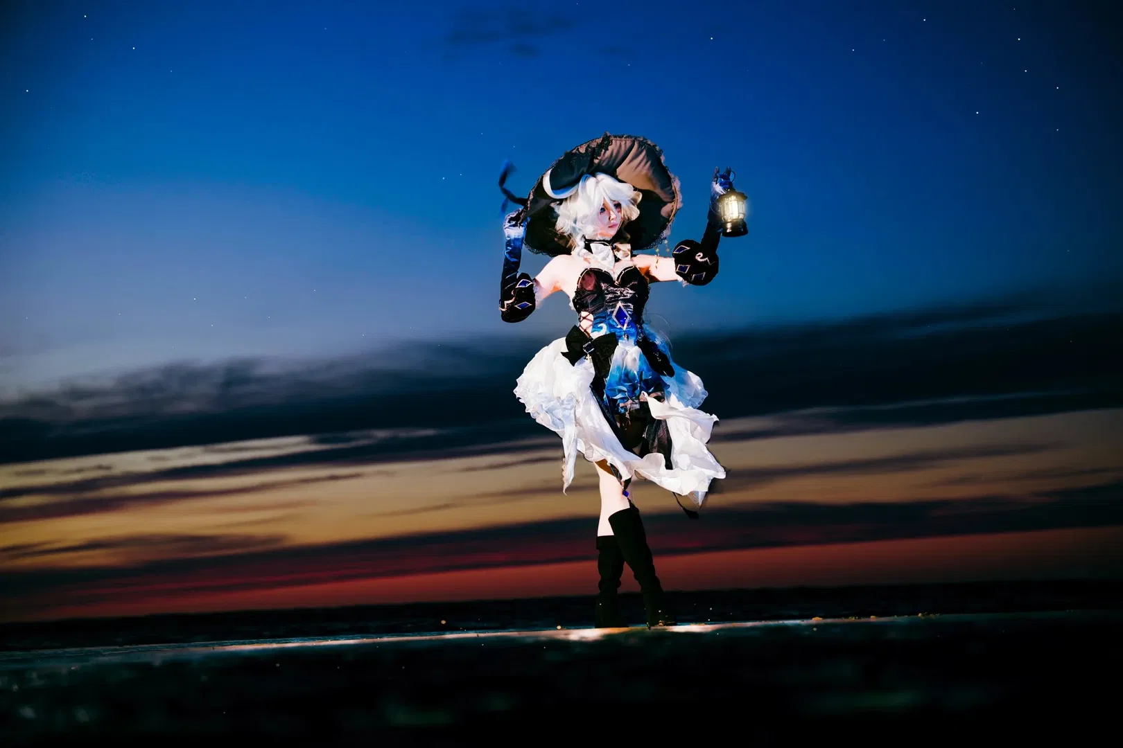 【芙宁娜cos】海风与提灯，黄昏下的水神演绎 - 第 1 张