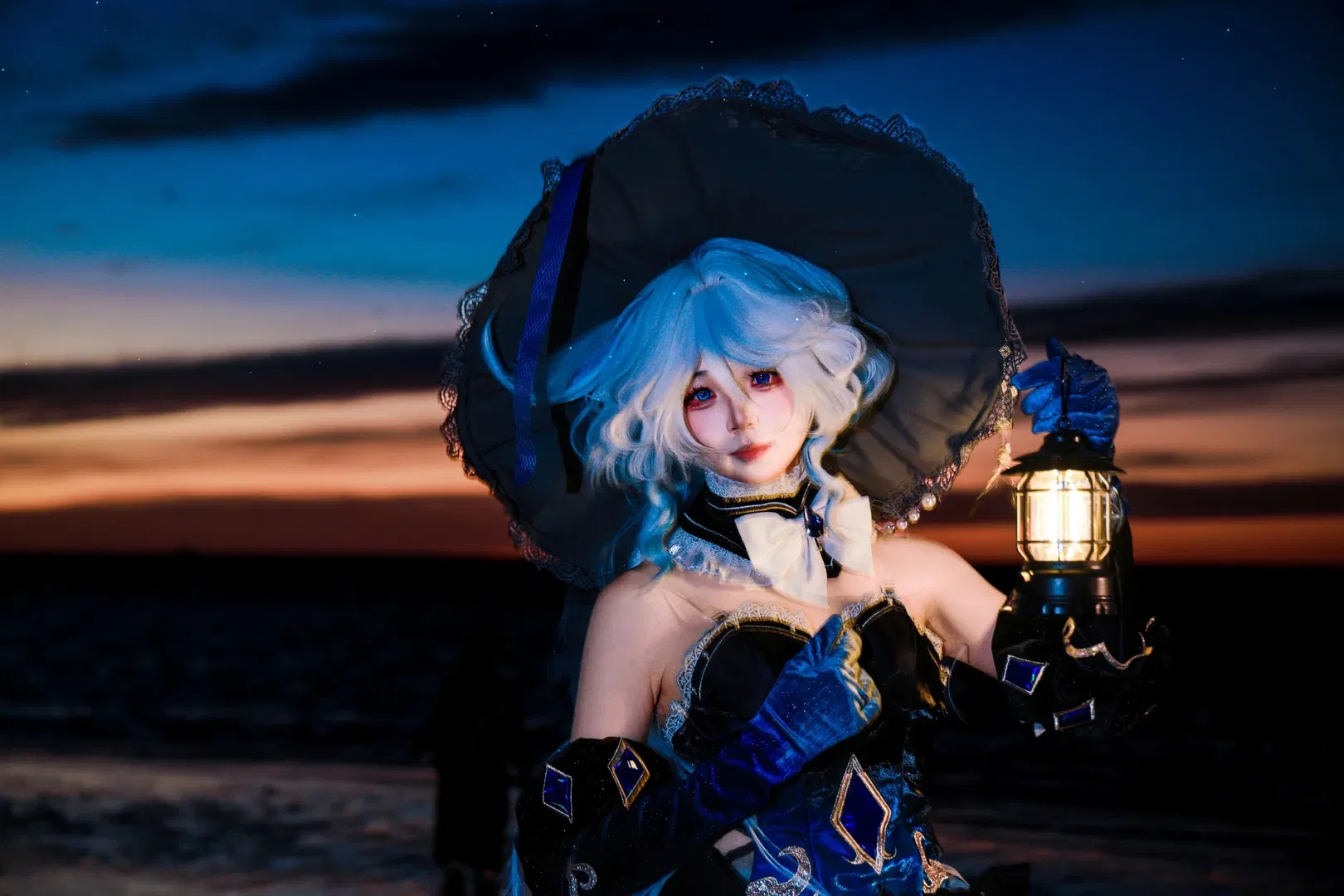 【芙宁娜cos】海风与提灯，黄昏下的水神演绎 - 第 2 张