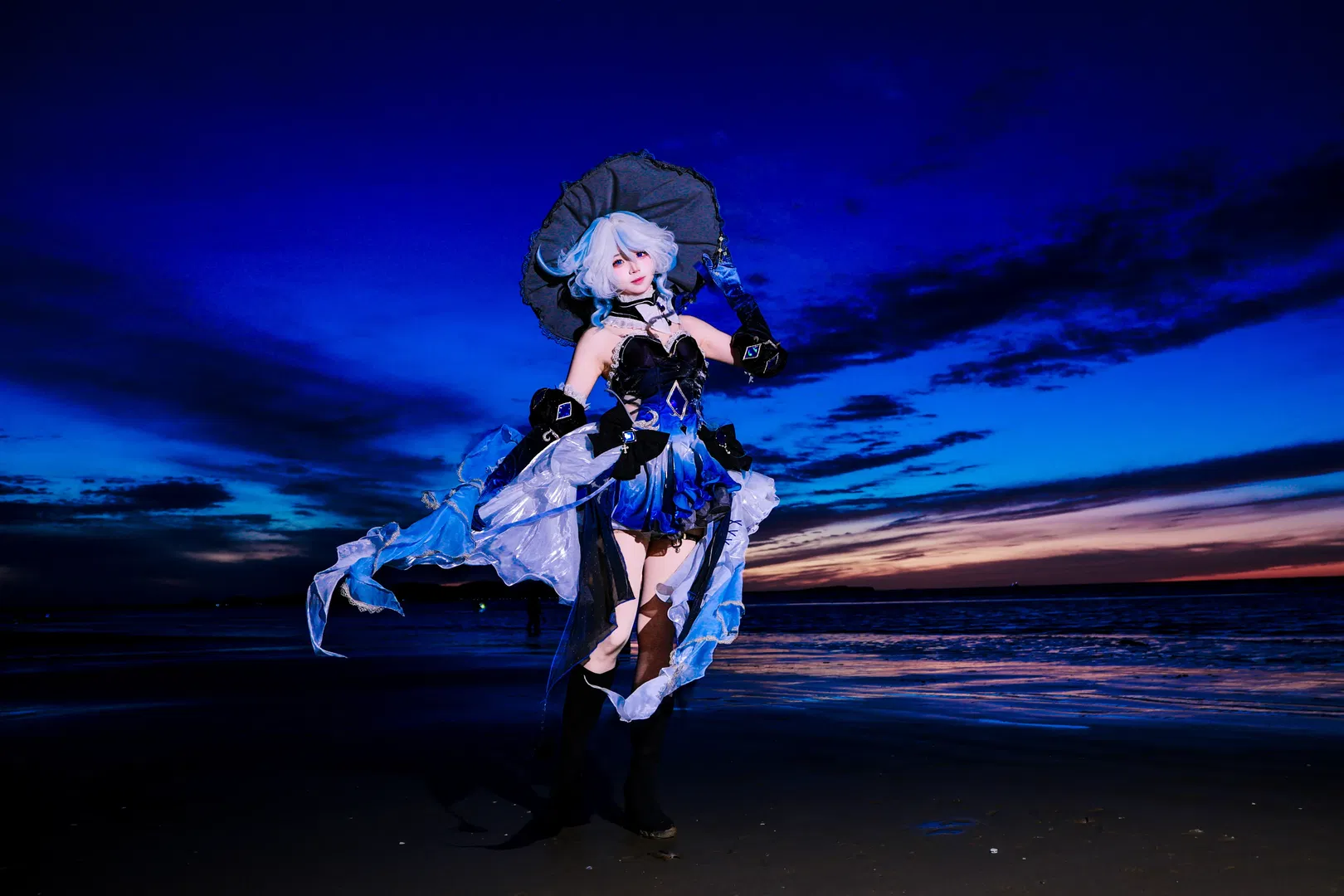【芙宁娜cos】海风与提灯，黄昏下的水神演绎 - 第 3 张