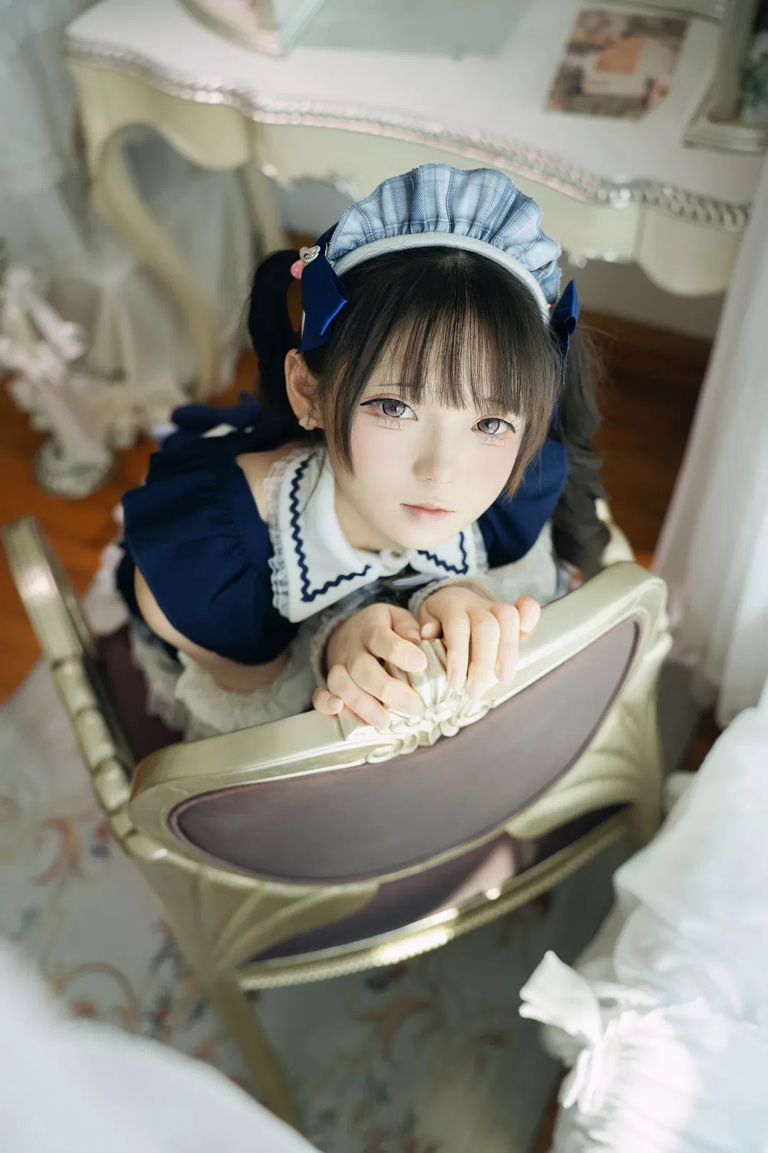 飘窗光影下的蓝白格子女仆装写真 - 第 1 张