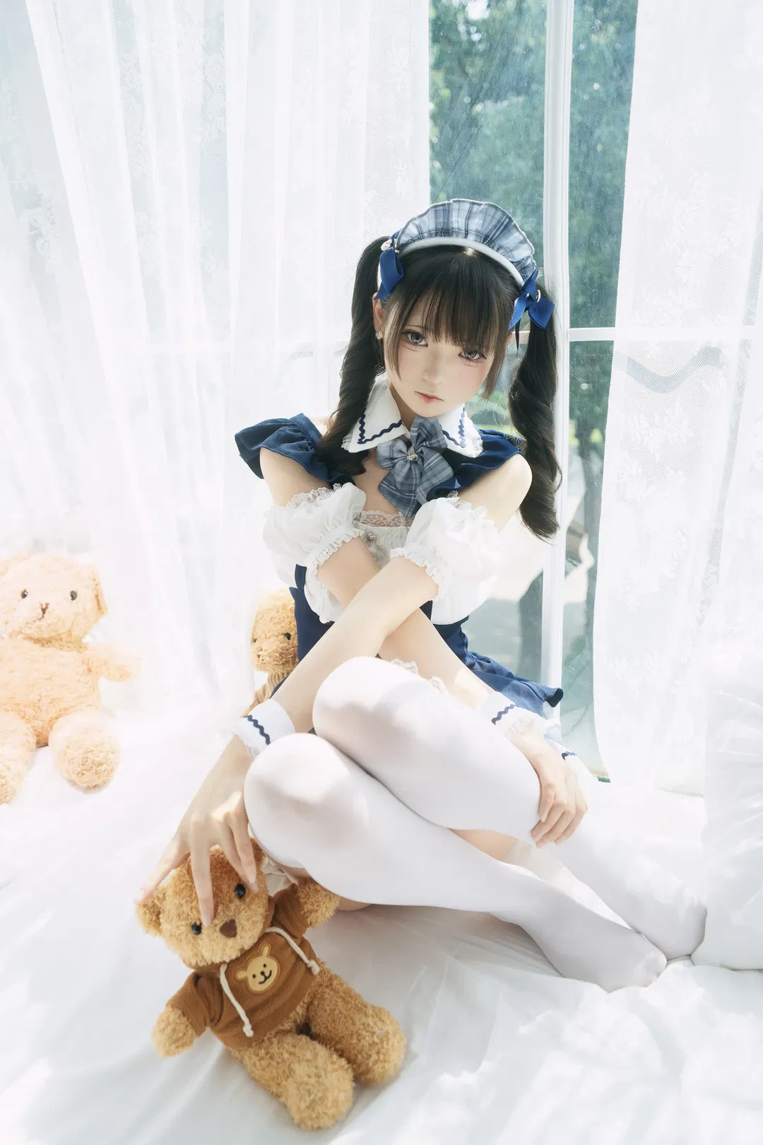 飘窗光影下的蓝白格子女仆装写真 - 第 11 张
