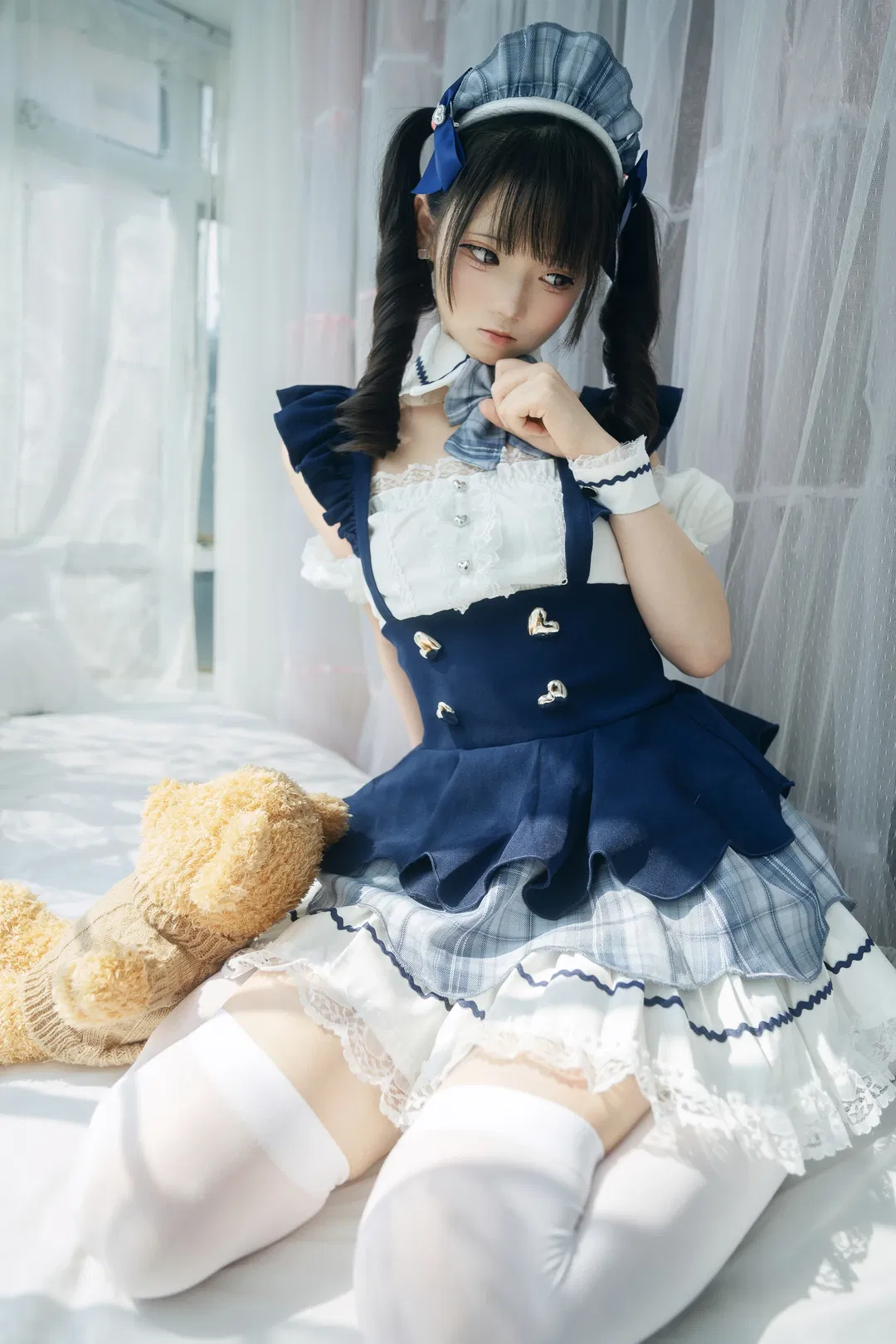 飘窗光影下的蓝白格子女仆装写真 - 第 12 张