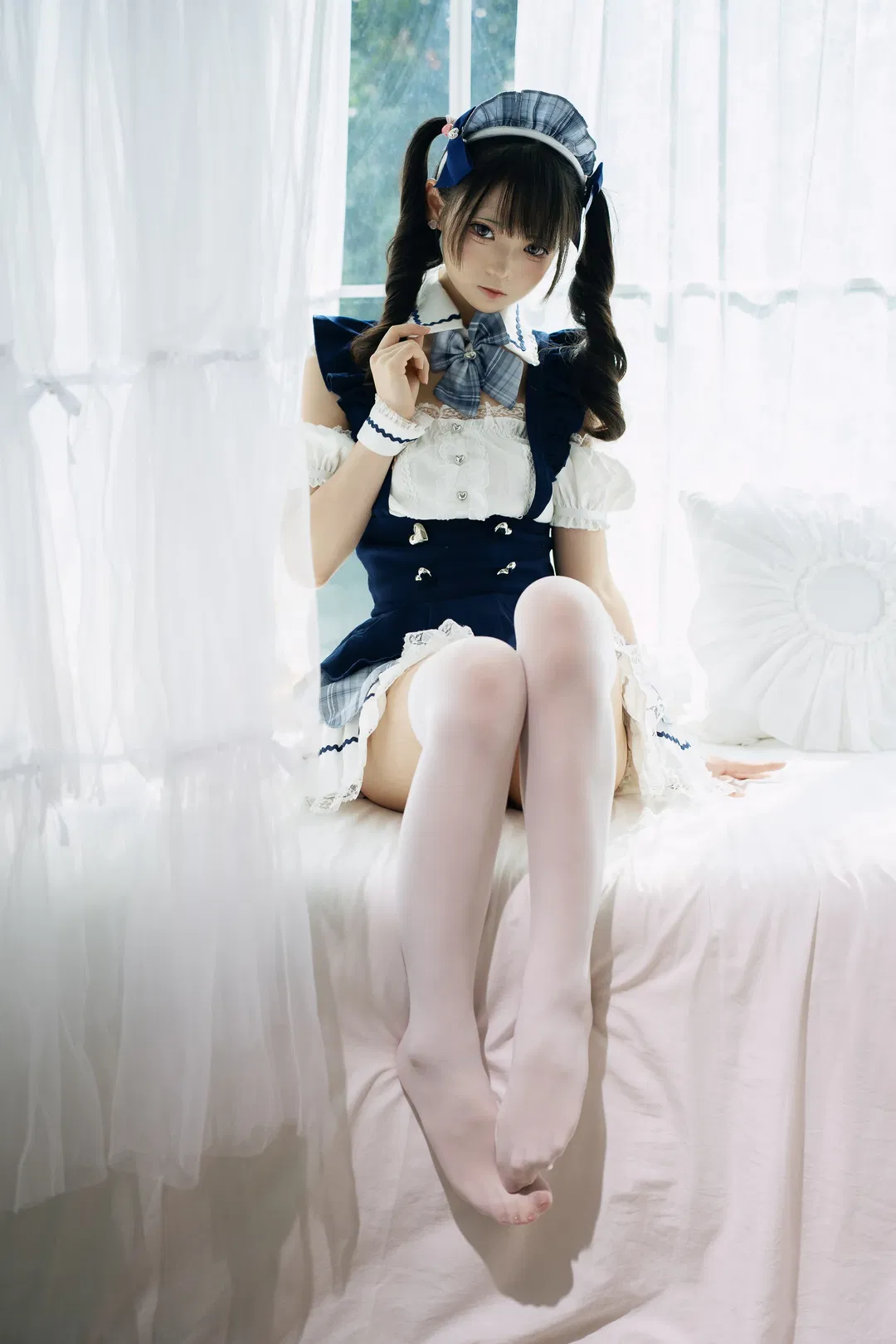 飘窗光影下的蓝白格子女仆装写真 - 第 2 张
