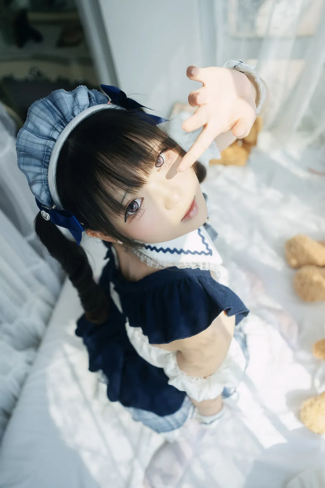 飘窗光影下的蓝白格子女仆装写真 - 第 3 张