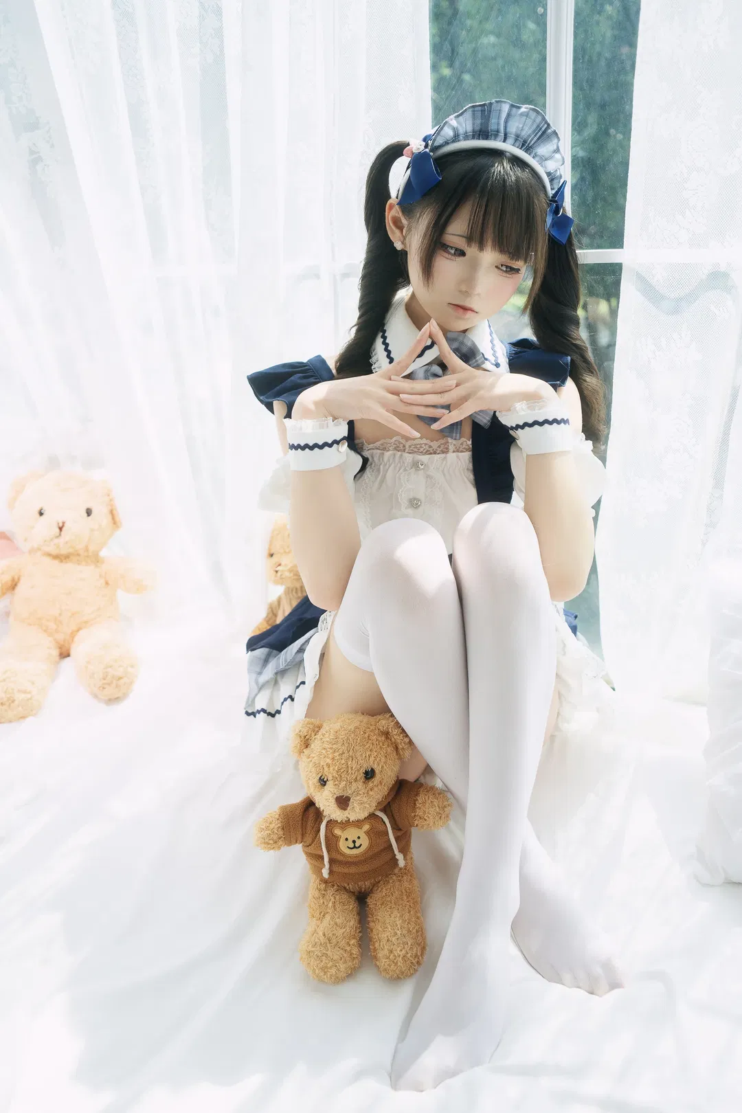 飘窗光影下的蓝白格子女仆装写真 - 第 7 张