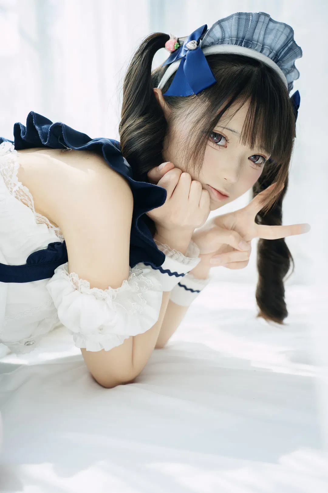 飘窗光影下的蓝白格子女仆装写真 - 第 8 张