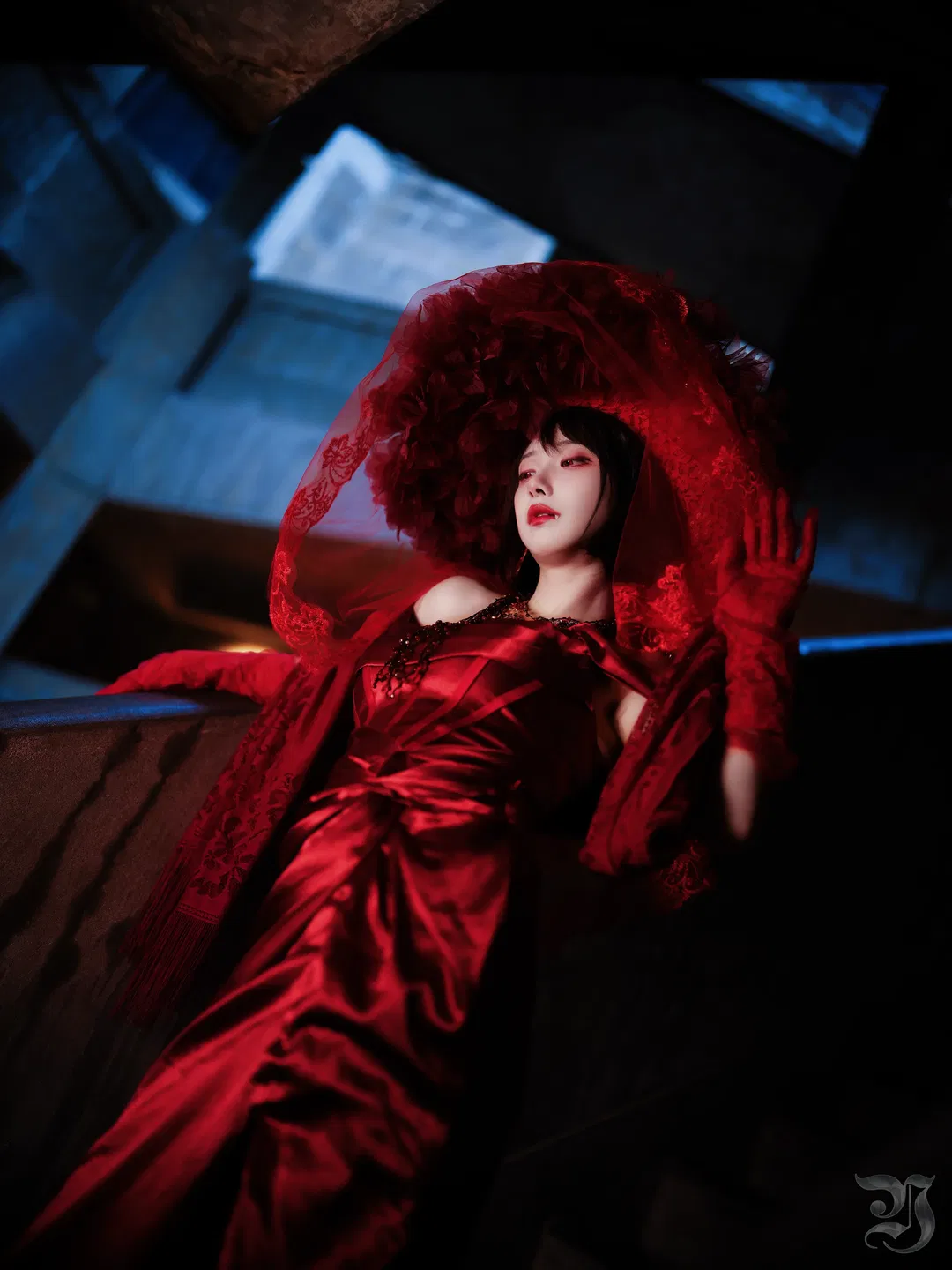 Lady in Red's nocturnal Gothic style: Stairwell mood pulled to perfection - Image 1