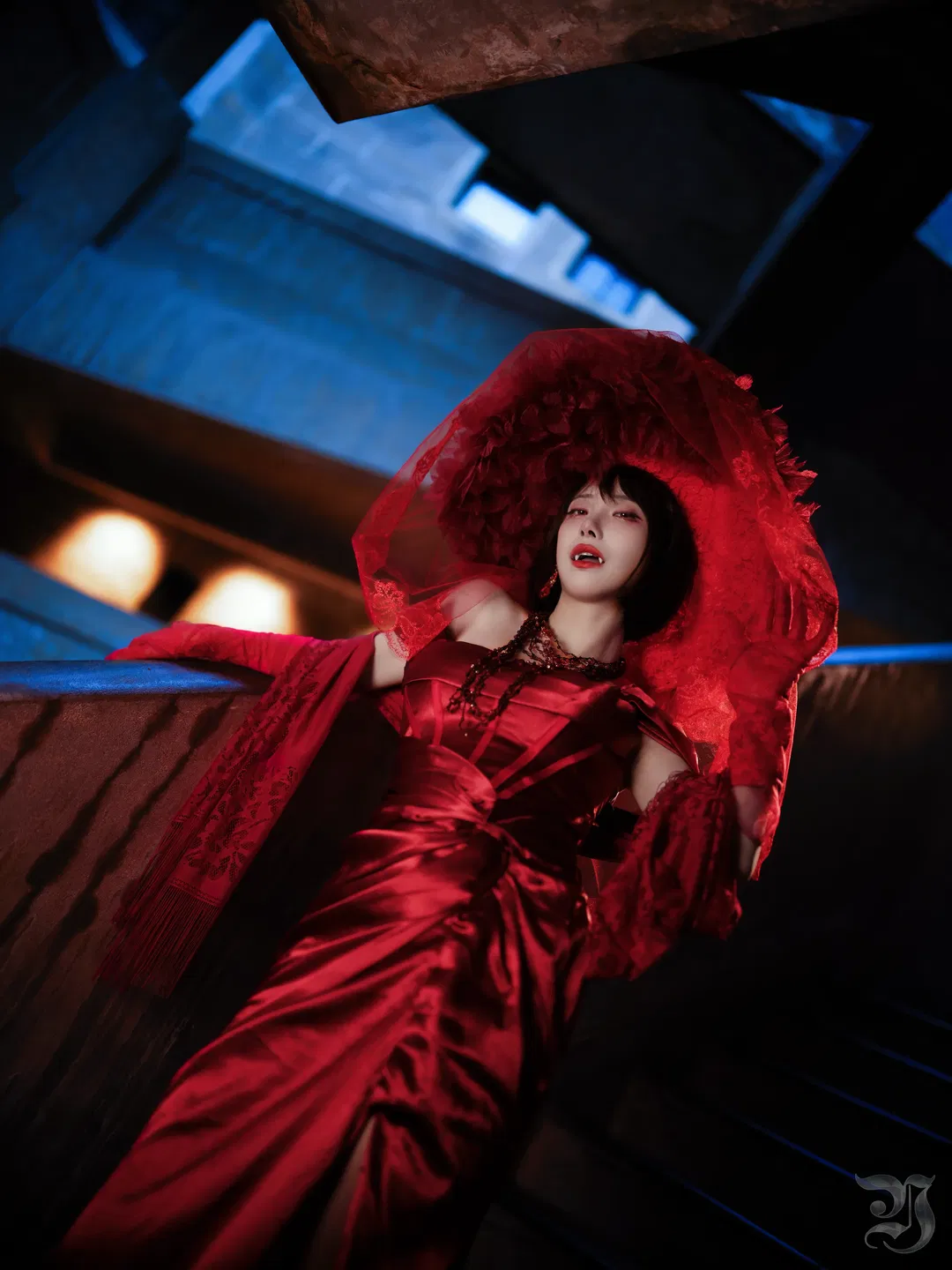Lady in Red's nocturnal Gothic style: Stairwell mood pulled to perfection - Image 3