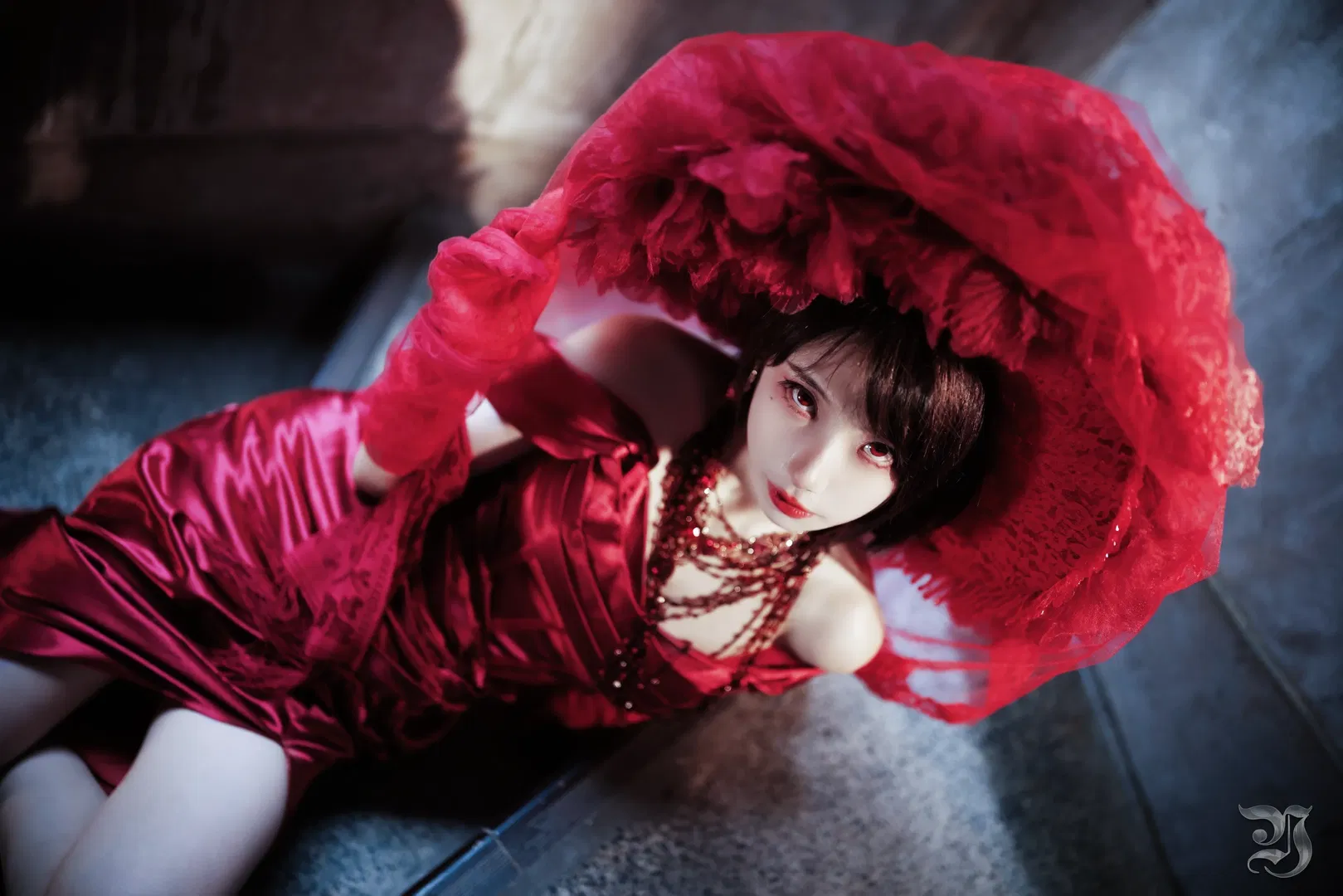 Lady in Red's nocturnal Gothic style: Stairwell mood pulled to perfection - Image 4