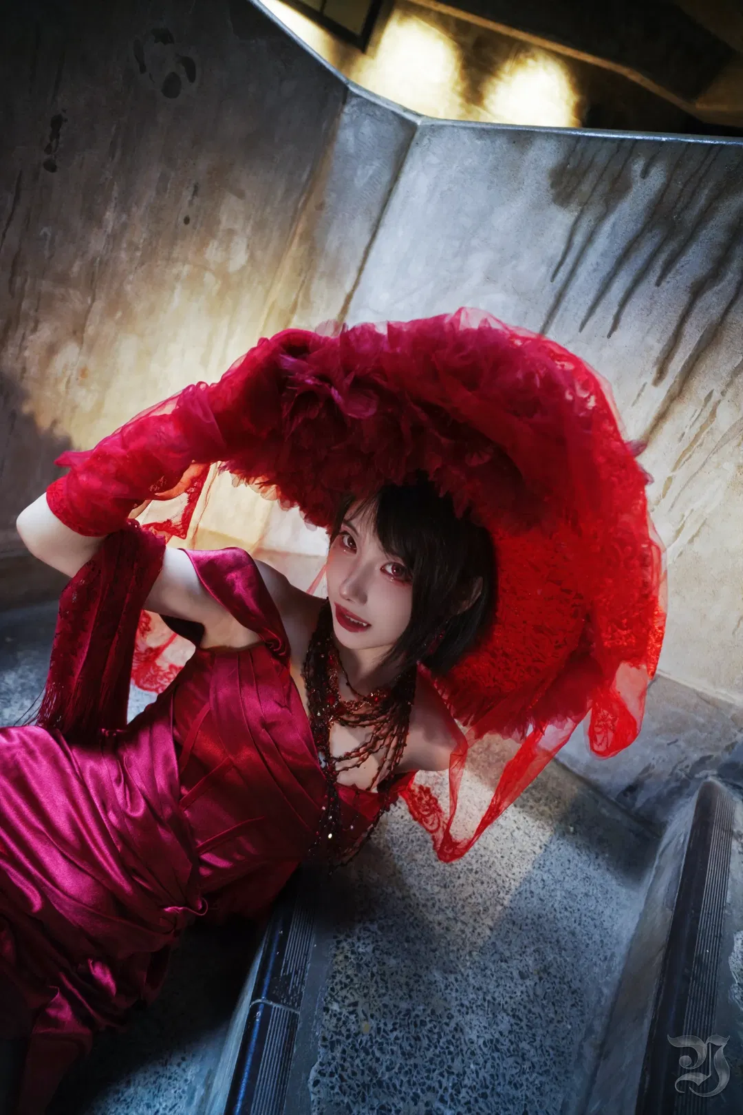 Lady in Red's nocturnal Gothic style: Stairwell mood pulled to perfection - Image 5