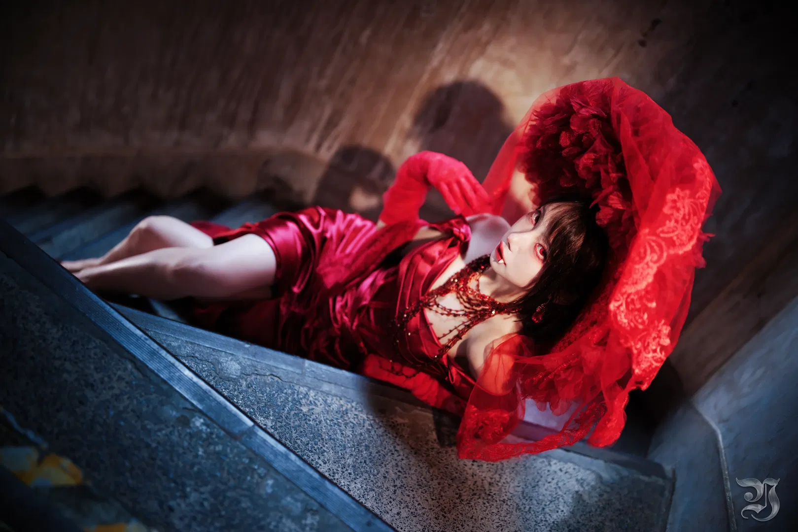 Lady in Red's nocturnal Gothic style: Stairwell mood pulled to perfection - Image 9