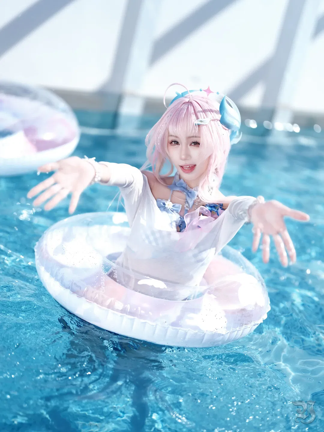 【愛彌斯cos】夏日清涼玩水，泳池裡的粉藍少女 - 第 3 張