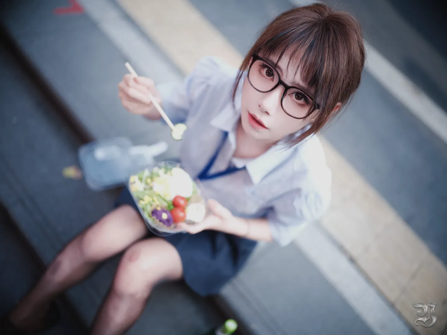 蓝白条纹衬衫配黑丝，打工人的职场写真日常 - 第 5 张