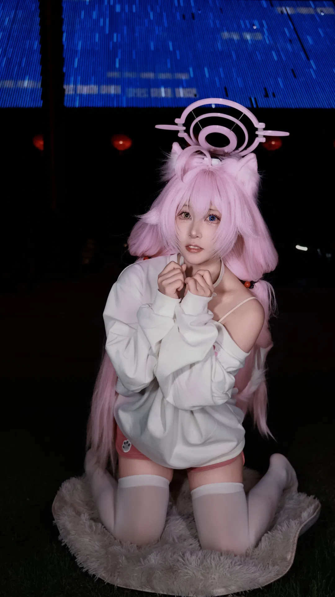 【小鸟游星野cos】蔚蓝档案夜场，慵懒白丝与粉色光环的漫展返图 - 第 1 张