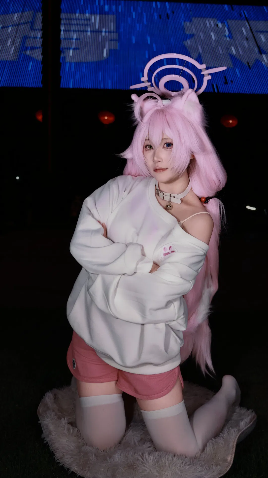 【小鸟游星野cos】蔚蓝档案夜场，慵懒白丝与粉色光环的漫展返图 - 第 3 张