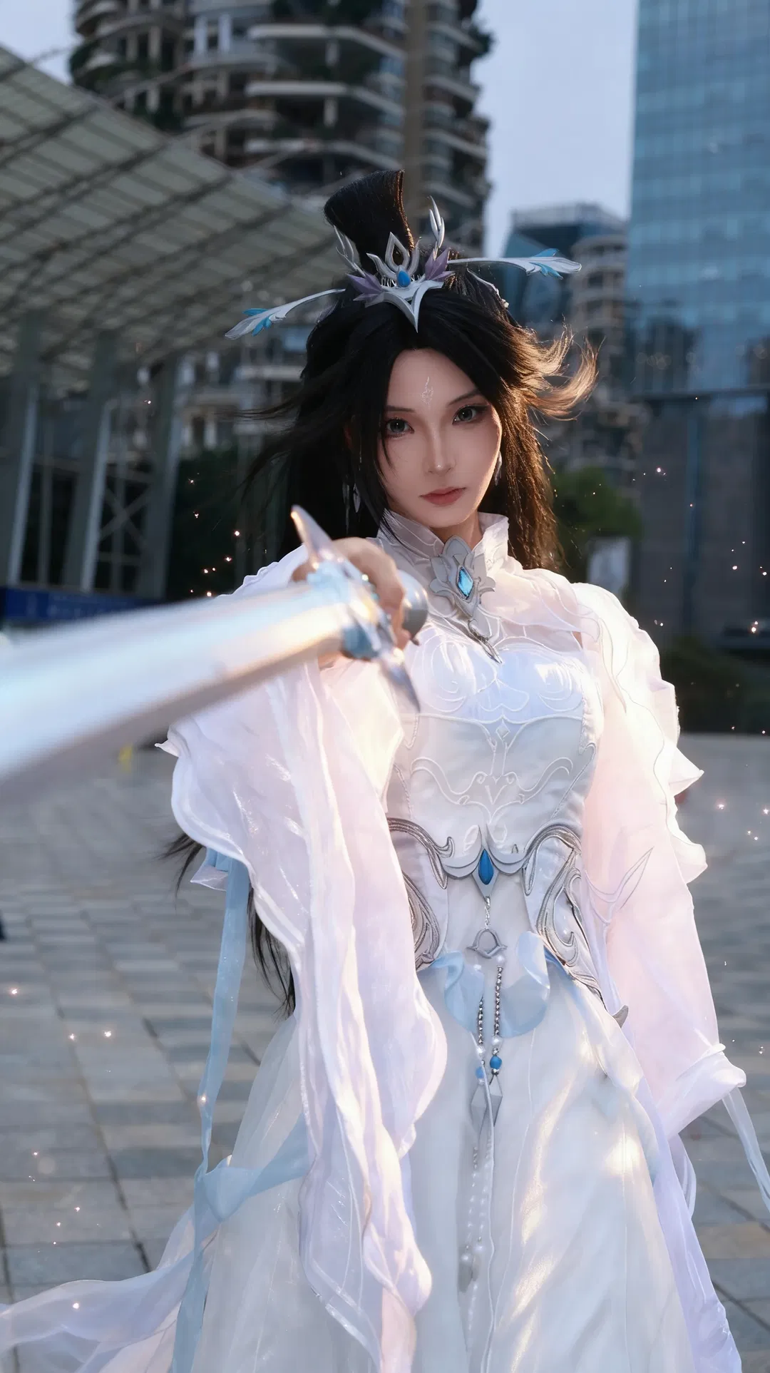 【陆雪琪cos】诛仙白裙长剑，漫展上的仙侠气场 - 第 1 张