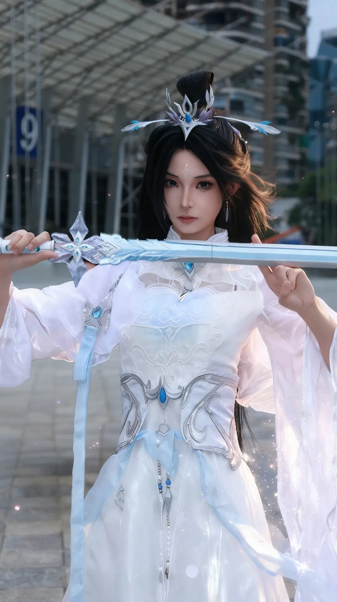 【陆雪琪cos】诛仙白裙长剑，漫展上的仙侠气场 - 第 3 张