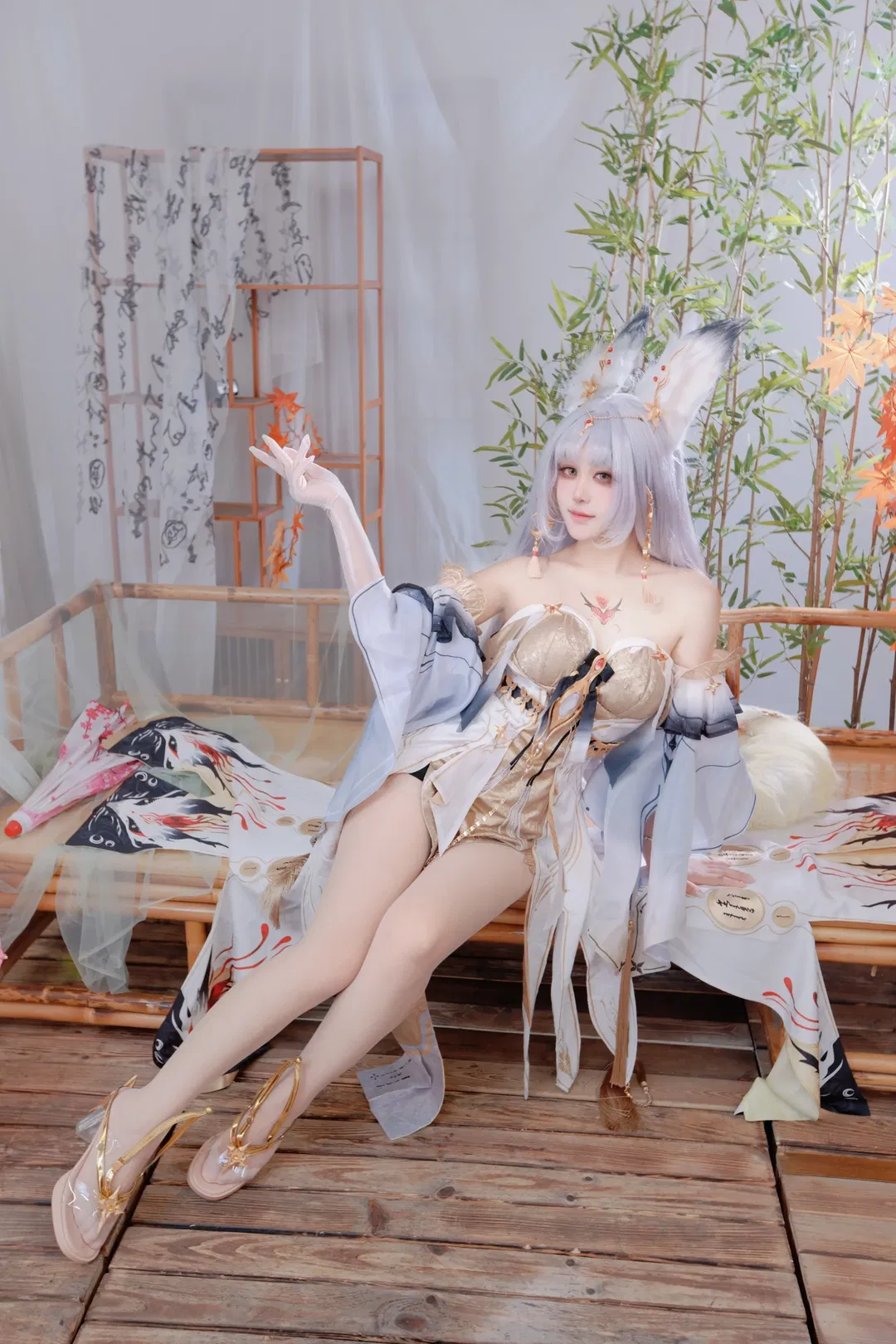 【心月狐cos】鸣潮竹林间的绝美狐影，金色战衣细节拉满 - 第 1 张