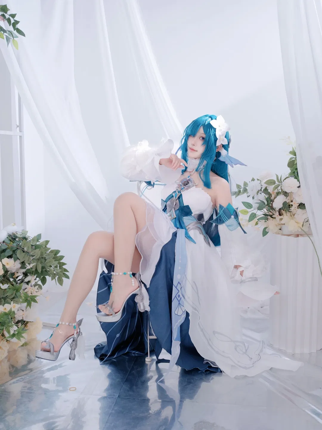 【沃雅妮莎cos】原神藍色系精靈耳造型，白紗花藝中的優雅坐姿 - 第 1 張