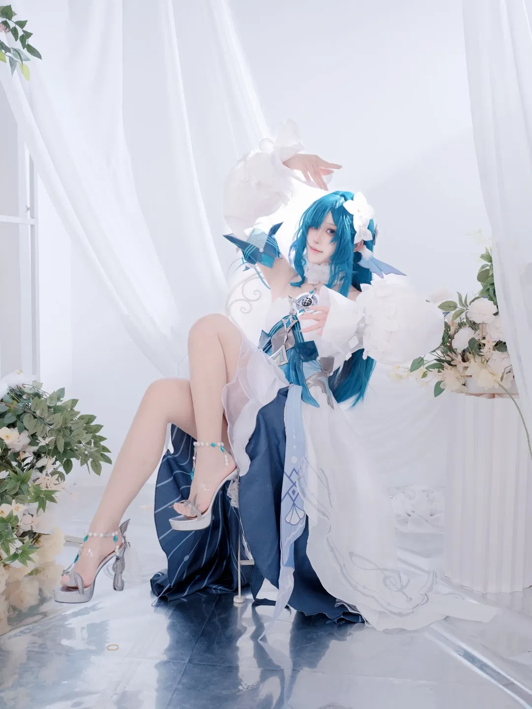 【沃雅妮莎cos】原神藍色系精靈耳造型，白紗花藝中的優雅坐姿 - 第 2 張