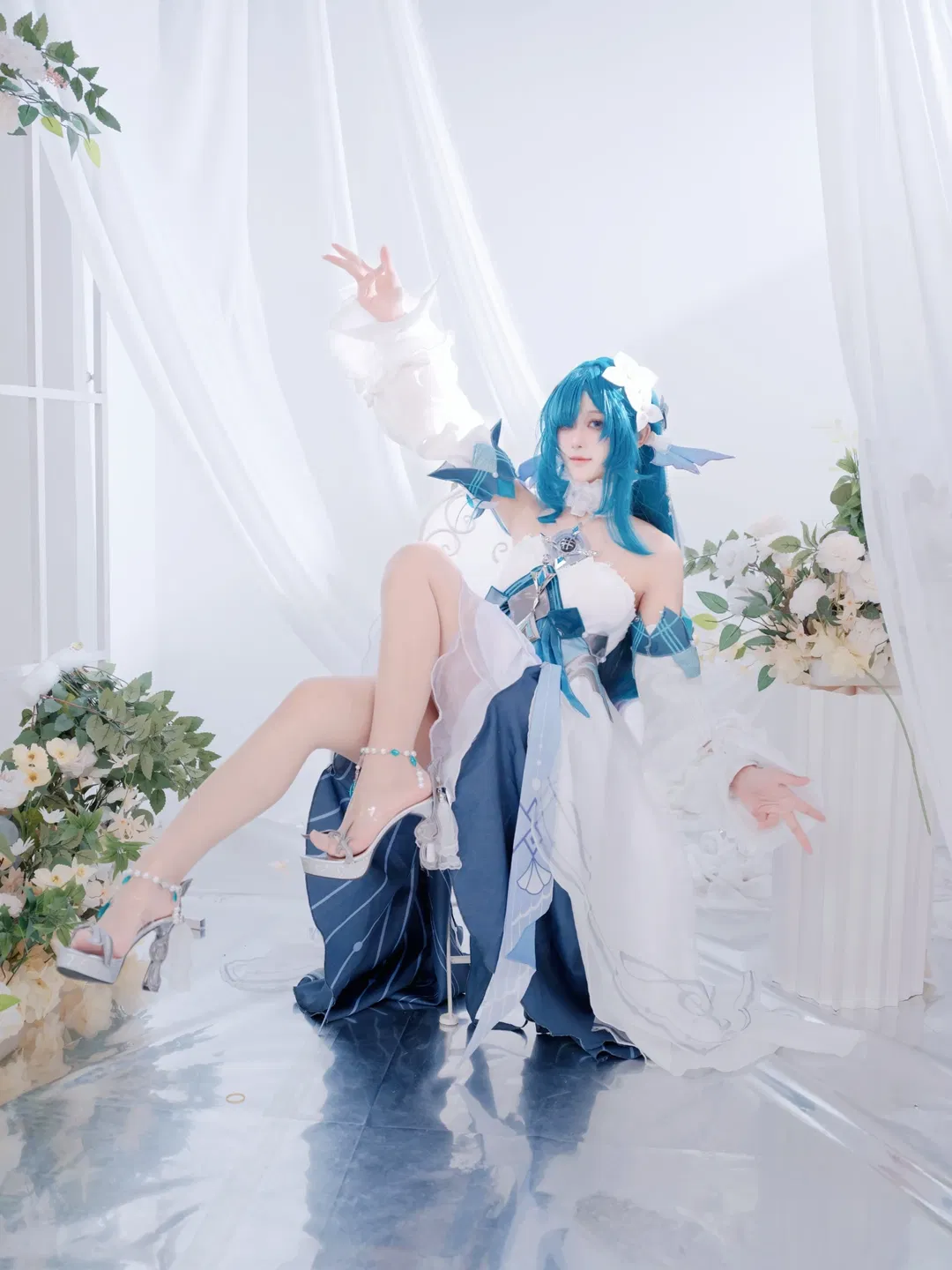 【沃雅妮莎cos】原神藍色系精靈耳造型，白紗花藝中的優雅坐姿 - 第 3 張