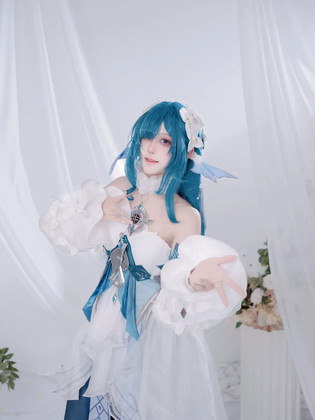 【沃雅妮莎cos】原神藍色系精靈耳造型，白紗花藝中的優雅坐姿 - 第 4 張
