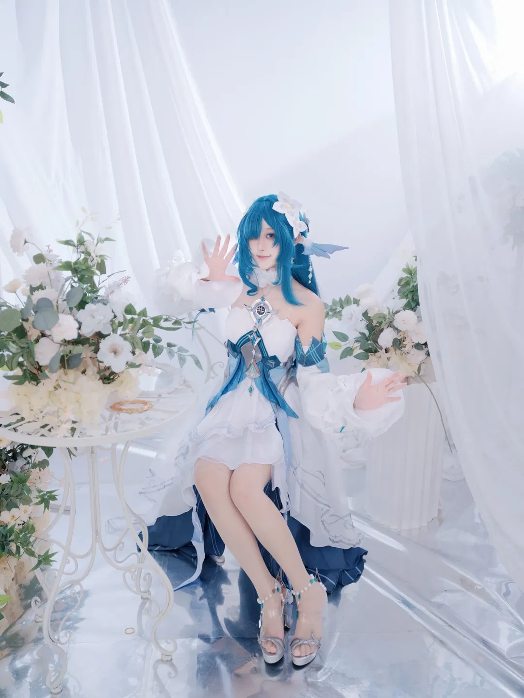 【沃雅妮莎cos】原神藍色系精靈耳造型，白紗花藝中的優雅坐姿 - 第 5 張