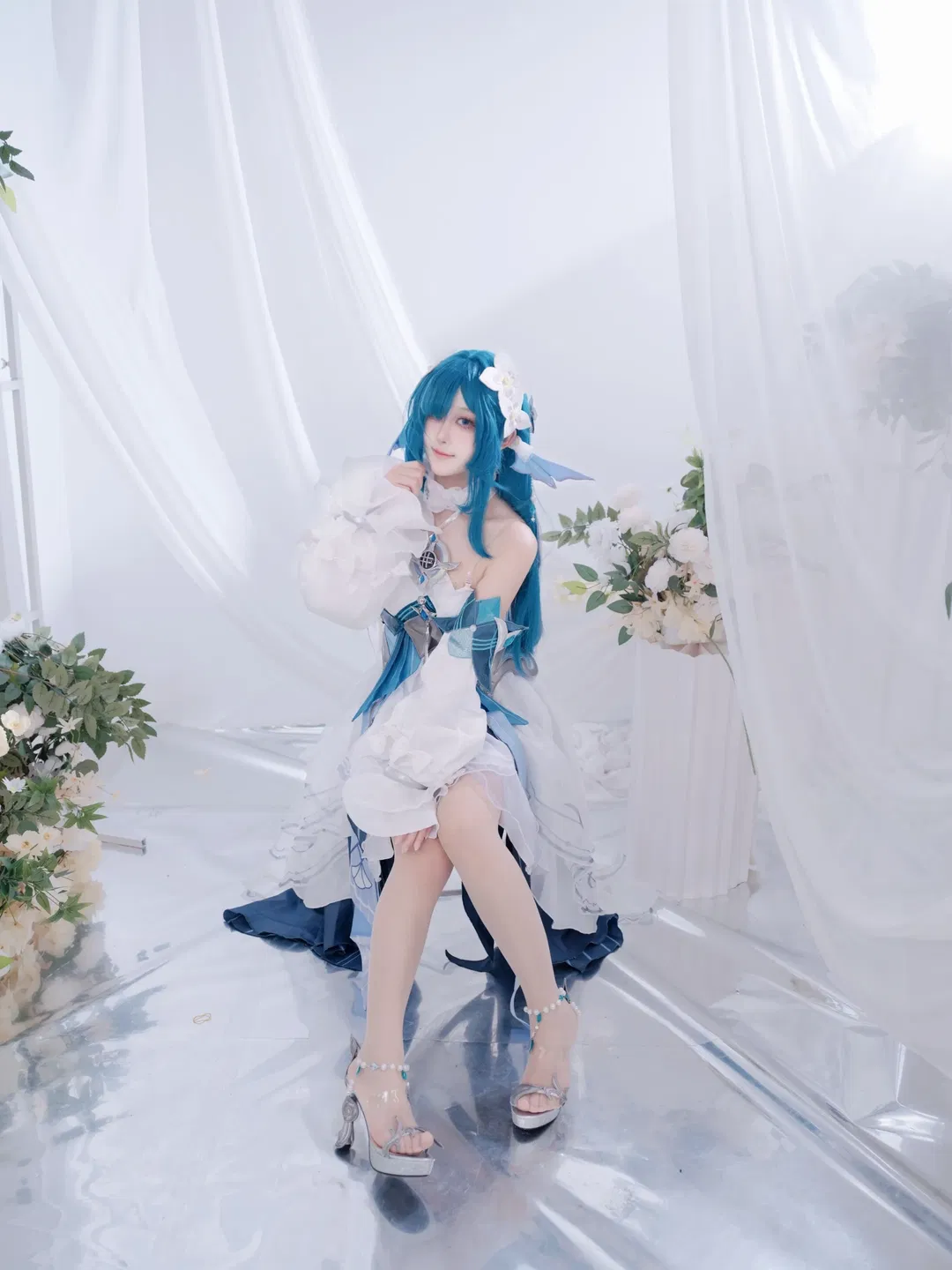 【沃雅妮莎cos】原神藍色系精靈耳造型，白紗花藝中的優雅坐姿 - 第 6 張