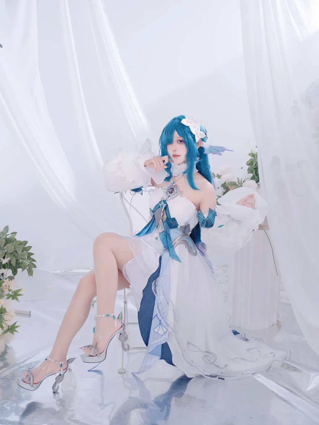 【沃雅妮莎cos】原神藍色系精靈耳造型，白紗花藝中的優雅坐姿 - 第 7 張