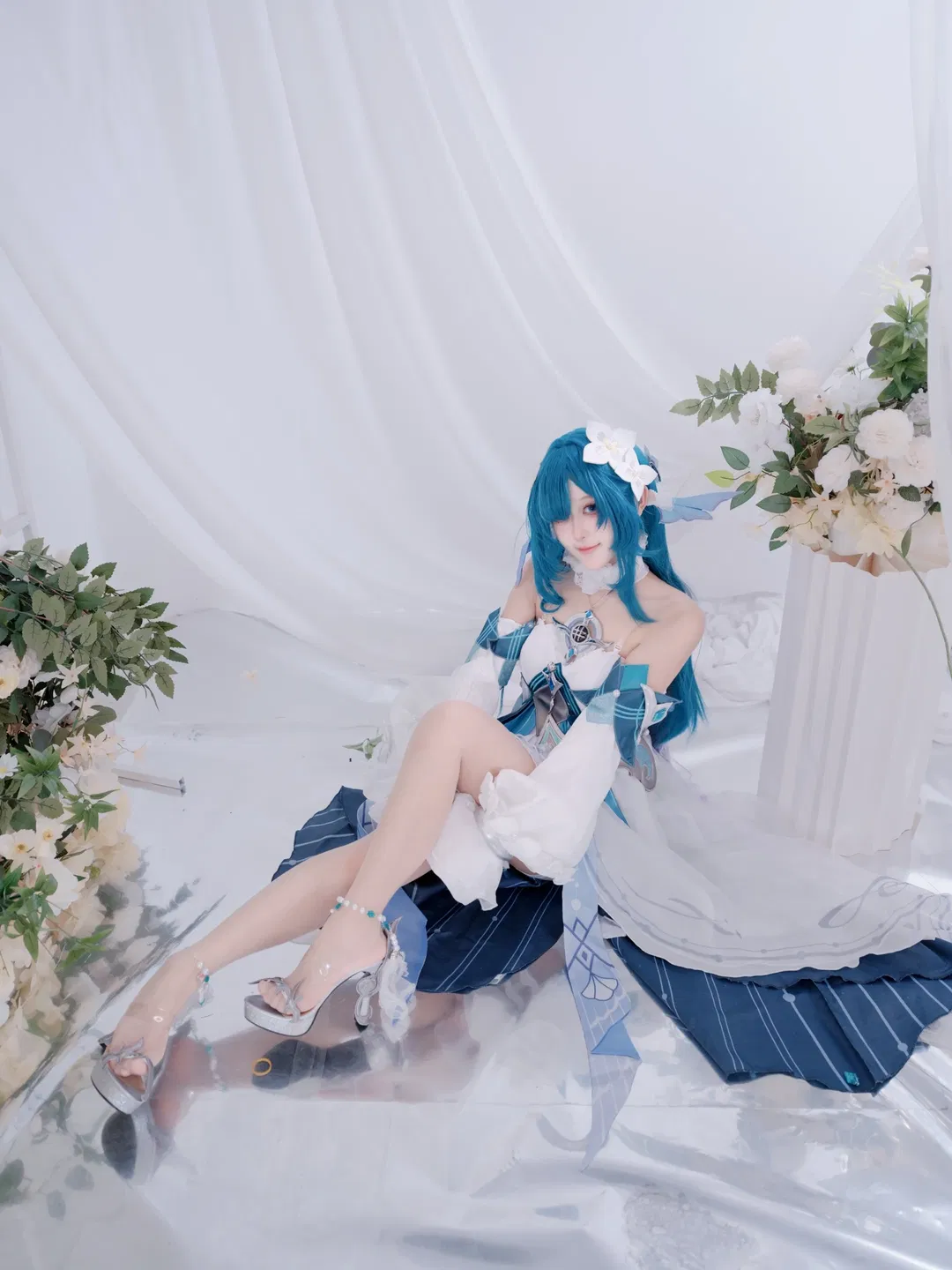 【沃雅妮莎cos】原神藍色系精靈耳造型，白紗花藝中的優雅坐姿 - 第 8 張