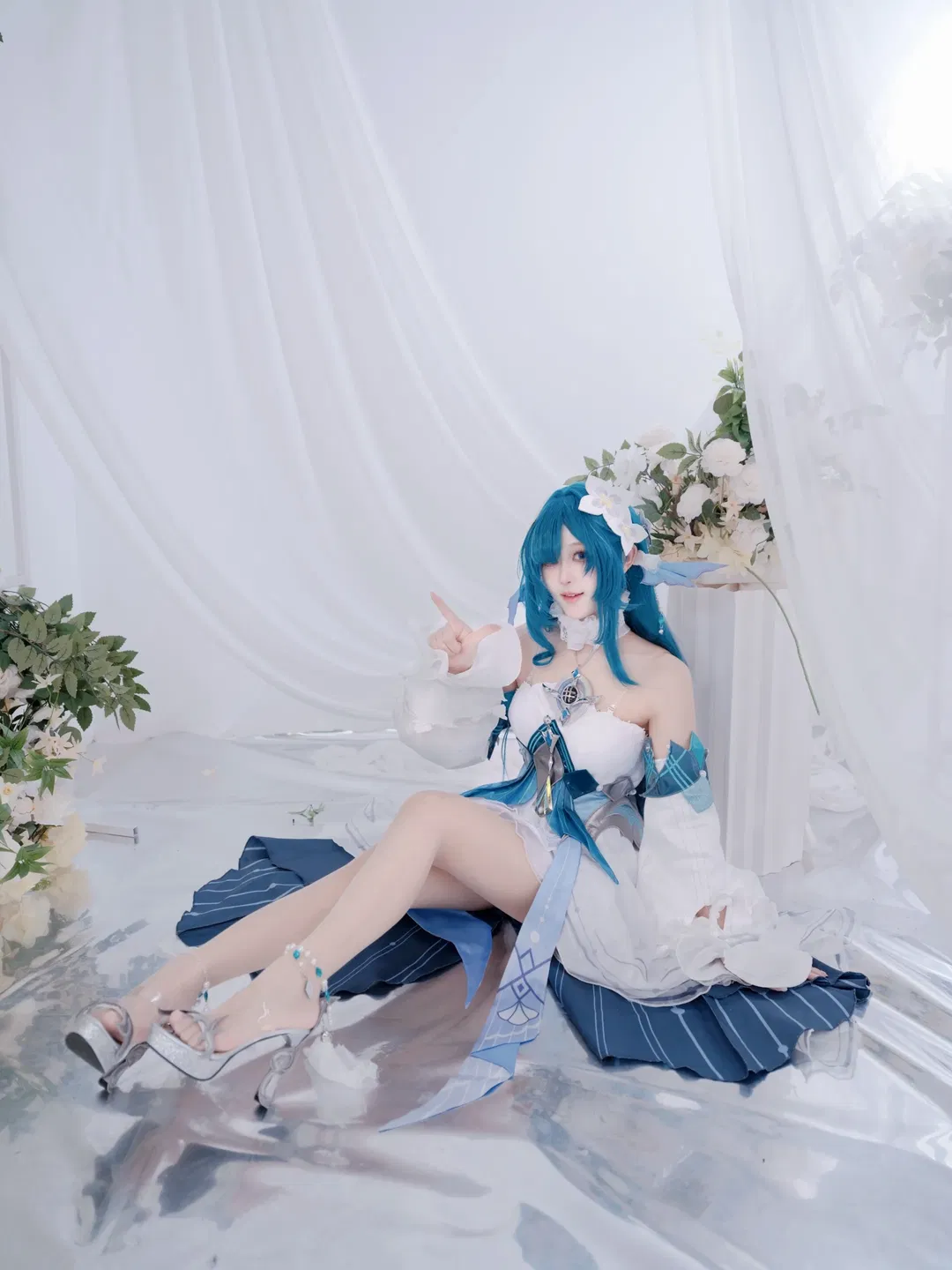 【沃雅妮莎cos】原神藍色系精靈耳造型，白紗花藝中的優雅坐姿 - 第 9 張