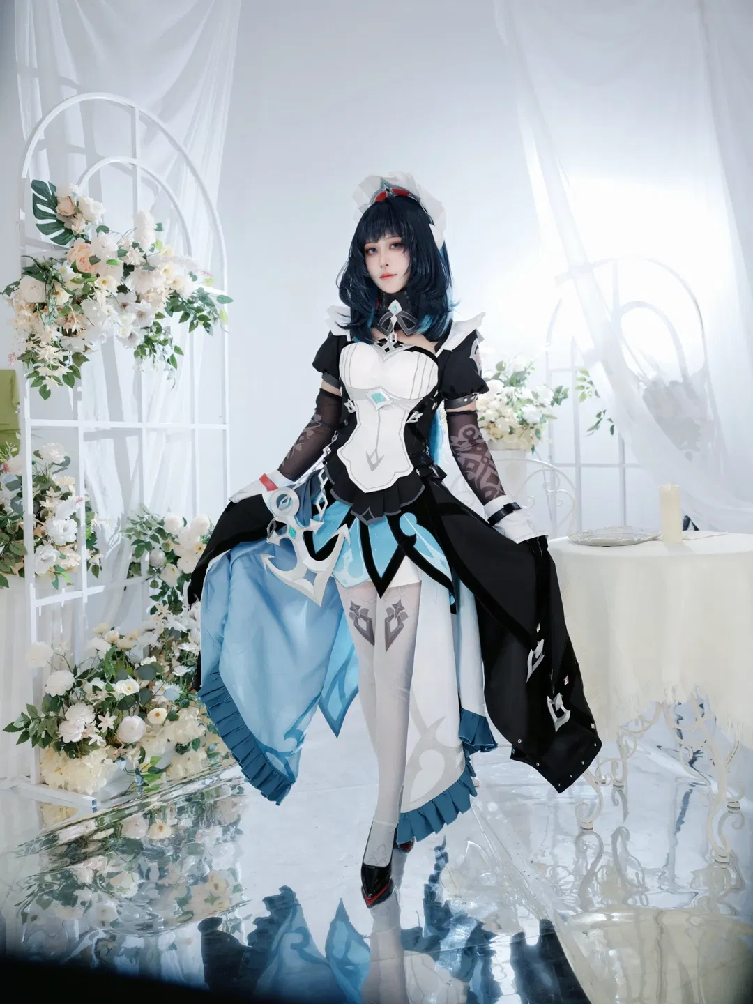 【达妮卡cos】纯白镜面下的黑白蓝战斗服 - 第 1 张