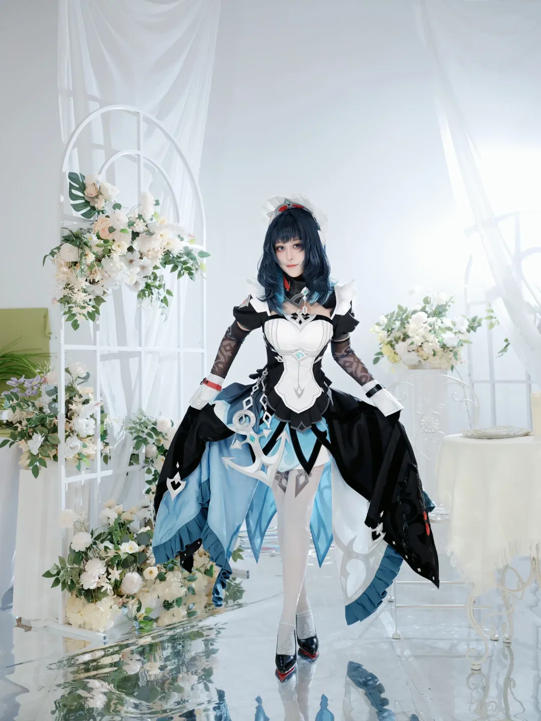 【达妮卡cos】纯白镜面下的黑白蓝战斗服 - 第 2 张