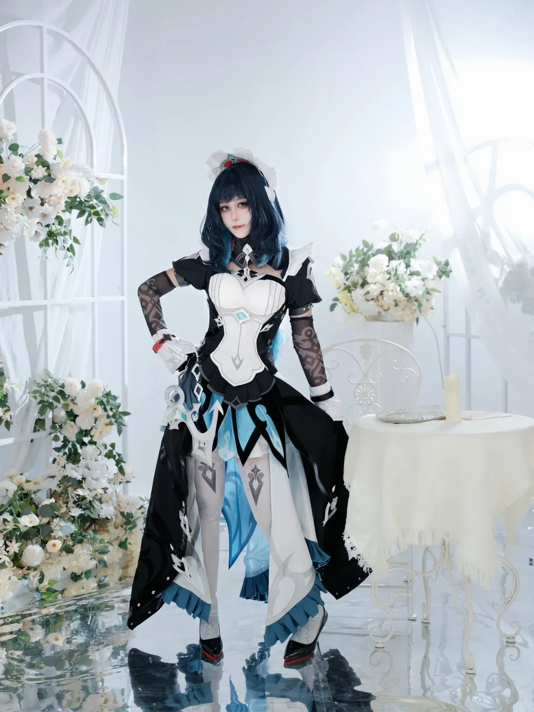 【达妮卡cos】纯白镜面下的黑白蓝战斗服 - 第 3 张