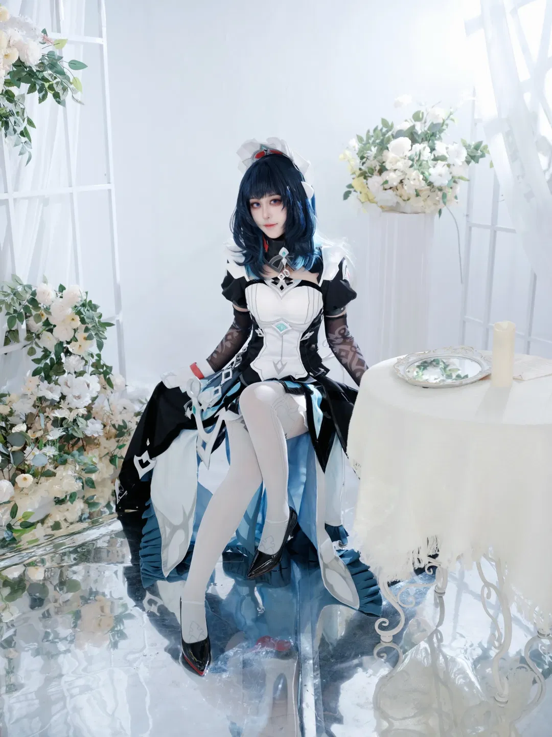 【达妮卡cos】纯白镜面下的黑白蓝战斗服 - 第 4 张