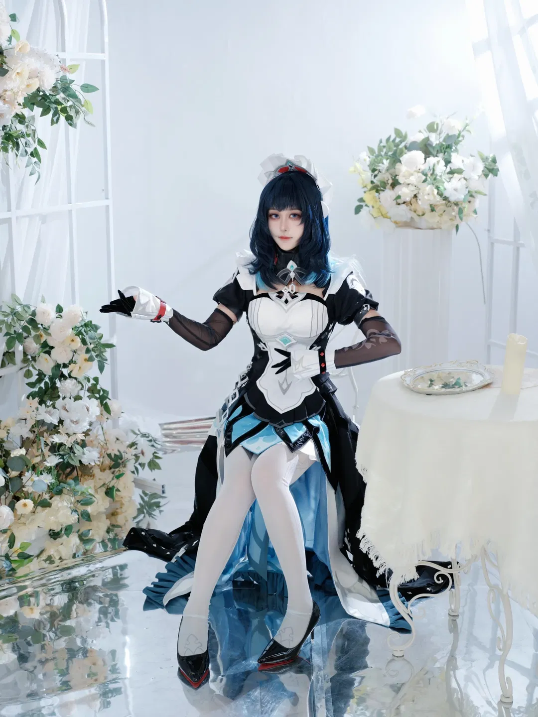 【达妮卡cos】纯白镜面下的黑白蓝战斗服 - 第 6 张